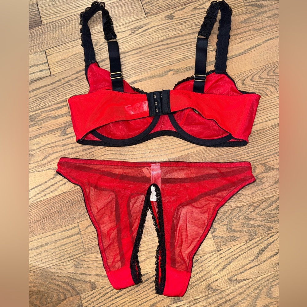 Lingerie Set - Picture 2 of 4